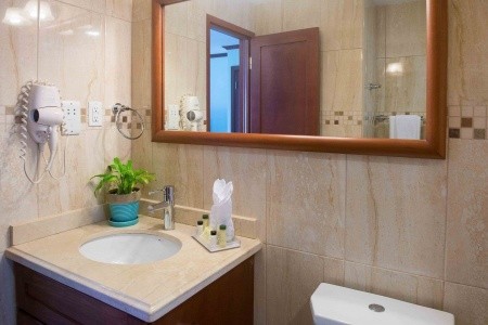 Barbados, St. Lawrence Gap, Yellow Bird, za <span>57.669</span> Kč