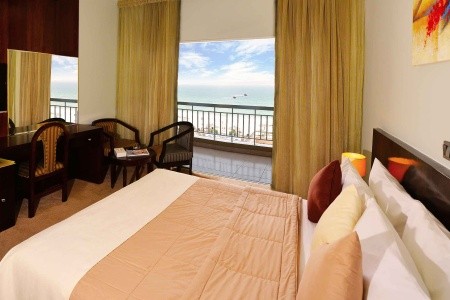 Sharjah Carlton - 11