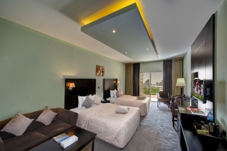 Sharjah Carlton - 15