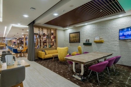 Turecko Antalya Holiday Inn 12 dňový pobyt Polpenzia Letecky Letisko: Viedeň August 2025 (27/08/25- 7/09/25)