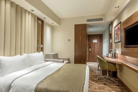 Turecko Antalya Holiday Inn 12 dňový pobyt Polpenzia Letecky Letisko: Viedeň August 2025 (27/08/25- 7/09/25)