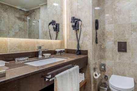 Turecko Antalya Holiday Inn 12 dňový pobyt Polpenzia Letecky Letisko: Viedeň August 2025 (27/08/25- 7/09/25)