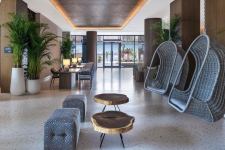 Spojené arabské emiráty Dubaj Radisson Beach Resort Palm Jumeirah 10 dňový pobyt Raňajky Letecky Letisko: Viedeň August 2025 (30/08/25- 8/09/25)