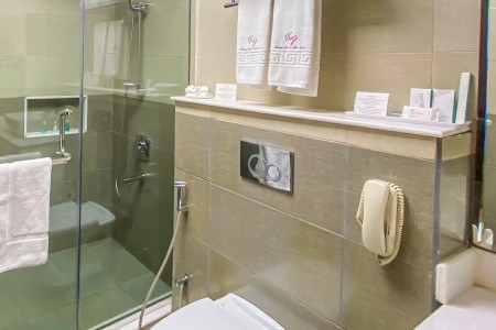Spojené arabské emiráty Fujairah Mirage Bab Al Bahr Resort 10 dňový pobyt Raňajky Letecky Letisko: Praha June 2026 (30/06/26- 9/07/26)