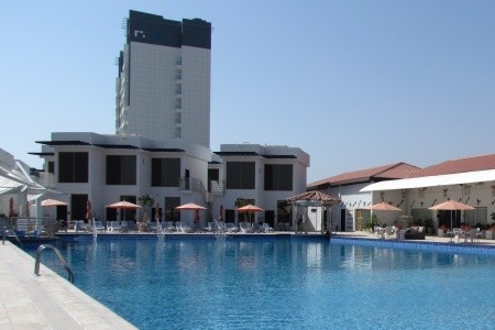 Spojené arabské emiráty Fujairah Mirage Bab Al Bahr Resort 10 dňový pobyt Raňajky Letecky Letisko: Praha June 2026 (30/06/26- 9/07/26)