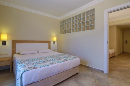 Green Bay Resort & Spa - 86