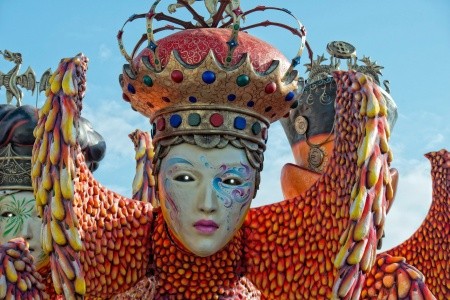 Karneval ve Viareggiu s návštěvou Pisy