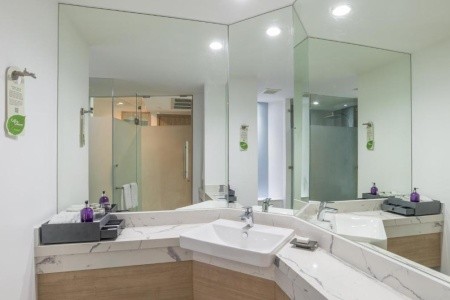 Thajsko Krabi Centara Ao Nang Beach Resort & Spa 13 dňový pobyt Polpenzia Letecky Letisko: Praha May 2026 (17/05/26-29/05/26)