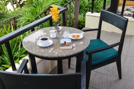 Thajsko Phuket Andaman White Beach Resort 13 dňový pobyt Raňajky Letecky Letisko: Praha July 2026 ( 4/07/26-16/07/26)