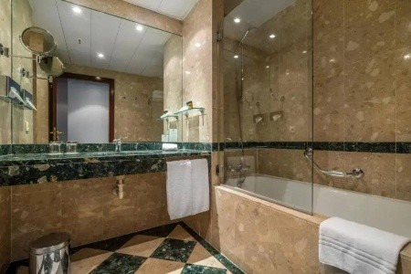 Portugalsko  Holiday Inn Porto - Gaia 4 dňový pobyt Raňajky Letecky Letisko: Viedeň February 2026 (18/02/26-21/02/26)