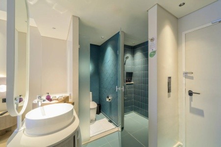 Thajsko Phuket Centara Karon Resort 8 dňový pobyt Raňajky Letecky Letisko: Viedeň February 2026 (26/02/26- 5/03/26)