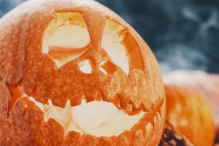 Kde zažít Halloween naplno? Strašidelná města, tradice a rekordy