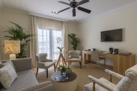 Kanárske ostrovy Tenerife Gran Bahia Del Duque Resort 6 dňový pobyt Raňajky Letecky Letisko: Budapešť August 2026 (12/08/26-17/08/26)