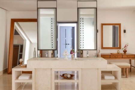 Maldivy  Raffles Maldives Meradhoo Resort 10 dňový pobyt Raňajky Letecky Letisko: Praha October 2026 (10/10/26-19/10/26)