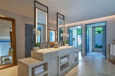 Maldivy  Raffles Maldives Meradhoo Resort 10 dňový pobyt Raňajky Letecky Letisko: Praha October 2026 (10/10/26-19/10/26)