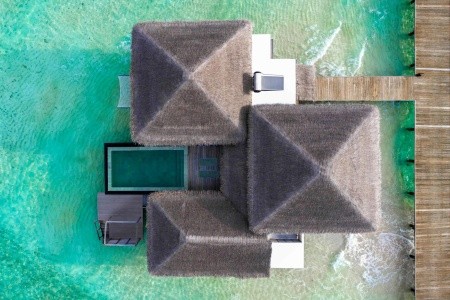 Maldivy  Raffles Maldives Meradhoo Resort 10 dňový pobyt Raňajky Letecky Letisko: Praha October 2026 (10/10/26-19/10/26)