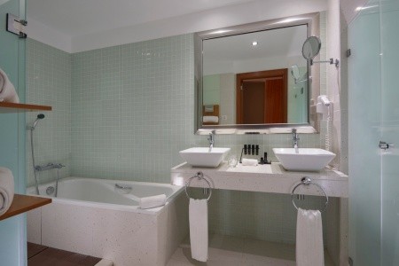 Madeira Funchal Melia Madeira Mare Resort & Spa 8 dňový pobyt Raňajky Letecky Letisko: Budapešť August 2026 (14/08/26-21/08/26)