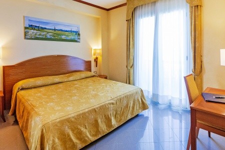 Taliansko Kalábria Residence Tirreno 7 dňový pobyt Polpenzia Letecky Letisko: Praha July 2026 ( 3/07/26- 9/07/26)