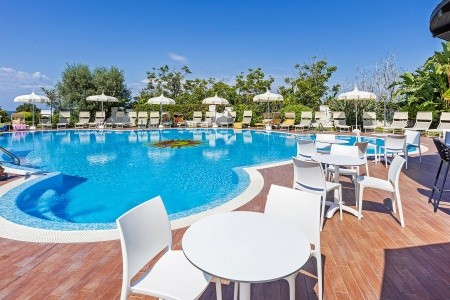 Taliansko Kalábria Residence Tirreno 7 dňový pobyt Polpenzia Letecky Letisko: Praha July 2026 ( 3/07/26- 9/07/26)