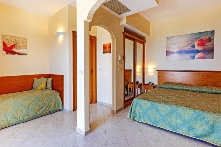 Taliansko Kalábria Residence Tirreno 7 dňový pobyt Polpenzia Letecky Letisko: Praha July 2026 ( 3/07/26- 9/07/26)