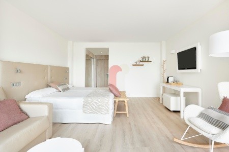 Španielsko Mallorca Iberostar Waves Cala Millor 8 dňový pobyt Polpenzia Letecky Letisko: Praha April 2026 ( 5/04/26-12/04/26)