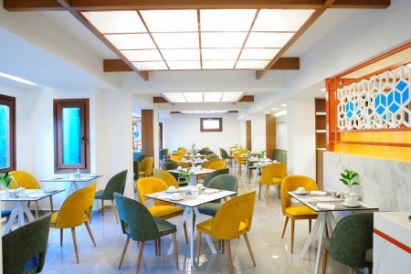 Atrium Ambiance - 50