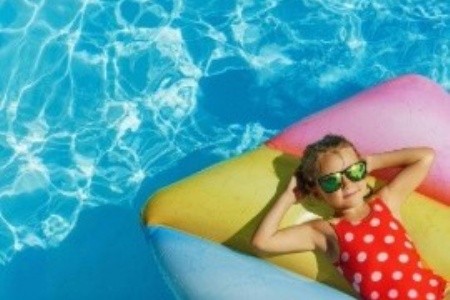 Pihentető családi nyaralás? Igen, létezik - 5 népszerű tengerparti úticél magyar nyelvű gyerekprogramokkal