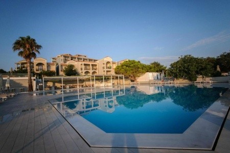 The Bay Hotel & Suites - 23