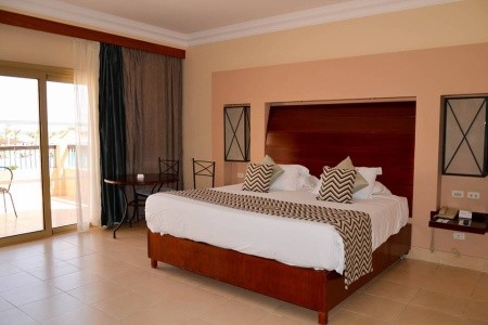 Coral Sea Holiday Village - 36