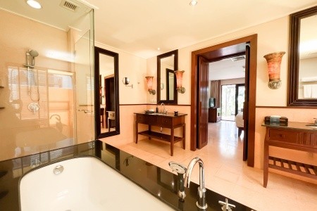 Thajsko Phuket Paradox Resort Phuket (Ex: Mövenpick Resort & Spa Karon Beach Phuket) 13 dňový pobyt Raňajky Letecky Letisko: Viedeň November 2026 (28/11/26-10/12/26)