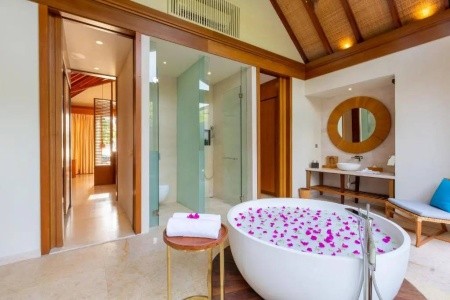 Maldivy  Furaveri Island Resort & Spa (Raa Atoll) 10 dňový pobyt Plná penzia Letecky Letisko: Praha May 2026 ( 8/05/26-17/05/26)