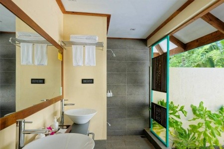 Maldivy  Canareef Resort Maldives (Herathera) 10 dňový pobyt Raňajky Letecky Letisko: Praha May 2026 (24/05/26- 2/06/26)