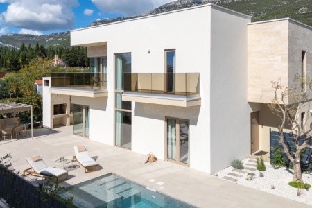 Villa Veluri (Kaštel Lukšić)