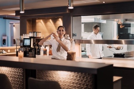 Vier Studios & Restaurant - 7