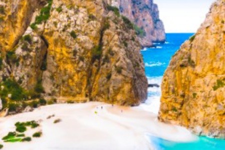 Európa legszebb tengerparti szurdokai – mutatjuk hol strandolhatsz és kirándulhatsz egyszerre