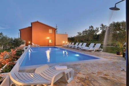 Villa Jelena (Kaštel Novi)