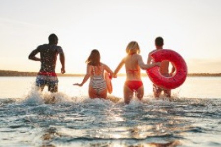 Tengerpart helyett: 5 mesés tóparti úti cél strandoláshoz és aktív nyaraláshoz