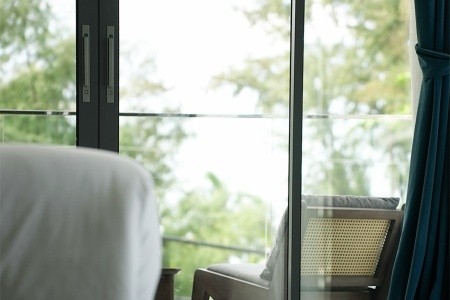 Thajsko Phuket Kora Beach Resort 7 dňový pobyt Raňajky Letecky Letisko: Praha December 2026 (13/12/26-19/12/26)