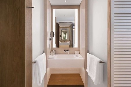 Spojené arabské emiráty Dubaj Radisson Beach Resort Palm Jumeirah 7 dňový pobyt Raňajky Letecky Letisko: Krakov June 2027 (26/06/27- 2/07/27)