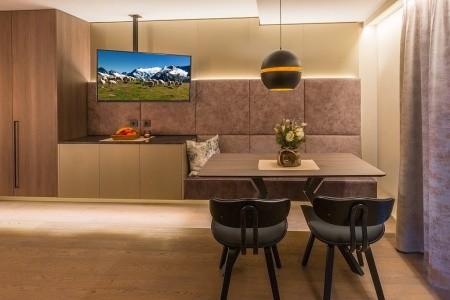 Vier Studios & Restaurant - 10