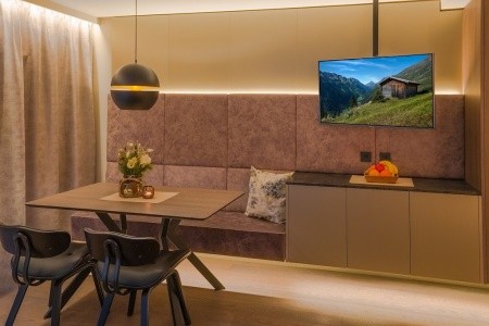 Vier Studios & Restaurant - 14