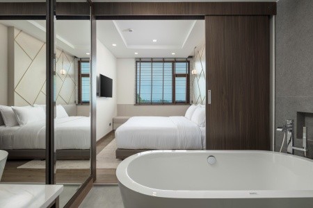 Thajsko Phuket The Proud Karon Beach Phuket Trademark Collection By Wyndham 9 dňový pobyt Polpenzia Letecky Letisko: Praha October 2026 (12/10/26-20/10/26)