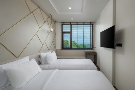Thajsko Phuket The Proud Karon Beach Phuket Trademark Collection By Wyndham 9 dňový pobyt Polpenzia Letecky Letisko: Praha October 2026 (12/10/26-20/10/26)