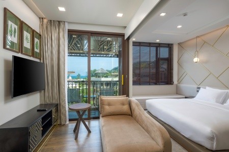 Thajsko Phuket The Proud Karon Beach Phuket Trademark Collection By Wyndham 9 dňový pobyt Polpenzia Letecky Letisko: Praha October 2026 (12/10/26-20/10/26)