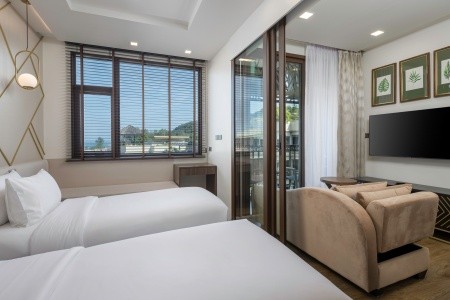 Thajsko Phuket The Proud Karon Beach Phuket Trademark Collection By Wyndham 9 dňový pobyt Polpenzia Letecky Letisko: Praha October 2026 (12/10/26-20/10/26)
