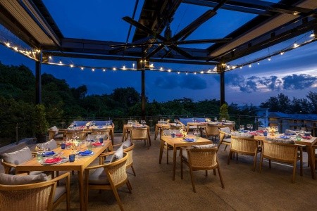 Thajsko Phuket The Proud Karon Beach Phuket Trademark Collection By Wyndham 9 dňový pobyt Polpenzia Letecky Letisko: Praha October 2026 (12/10/26-20/10/26)