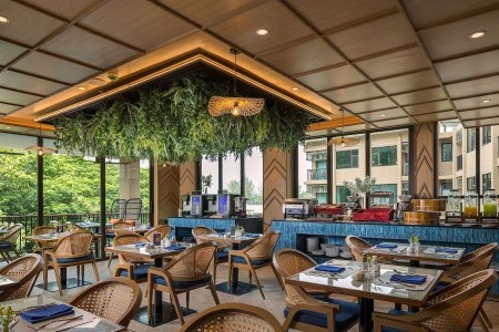 Thajsko Phuket The Proud Karon Beach Phuket Trademark Collection By Wyndham 9 dňový pobyt Polpenzia Letecky Letisko: Praha October 2026 (12/10/26-20/10/26)