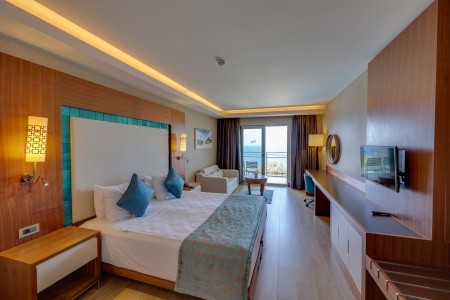 Ramada Hotel & Suites By Wyndham - 32