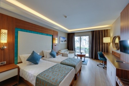 Ramada Hotel & Suites By Wyndham - 36