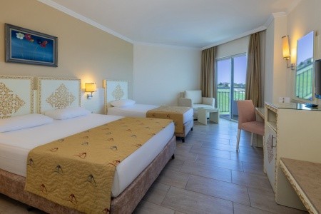 Crystal Admiral Resort & Spa - 13